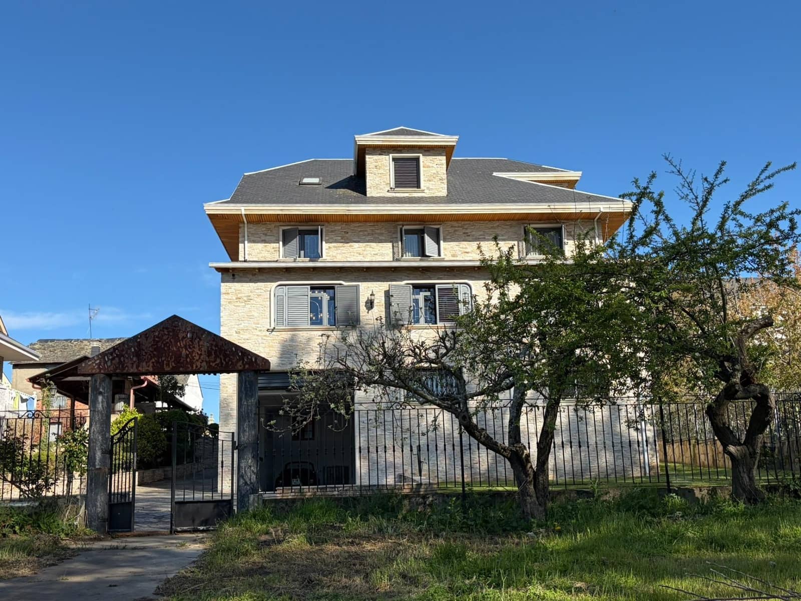 8 bedroom Villa for sale in Cacabelos with garage - € 800,000 (Ref: 9791130)