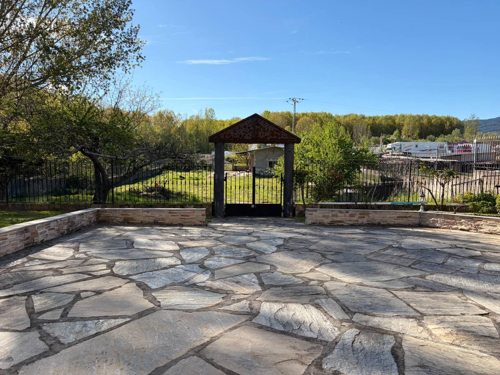 8 bedroom Villa for sale in Cacabelos with garage - € 800,000 (Ref: 9791130)