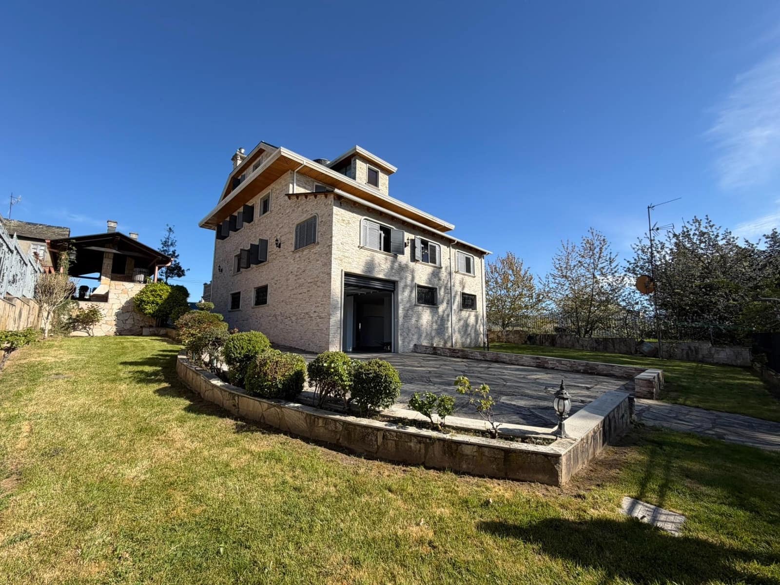 8 bedroom Villa for sale in Cacabelos with garage - € 800,000 (Ref: 9791130)