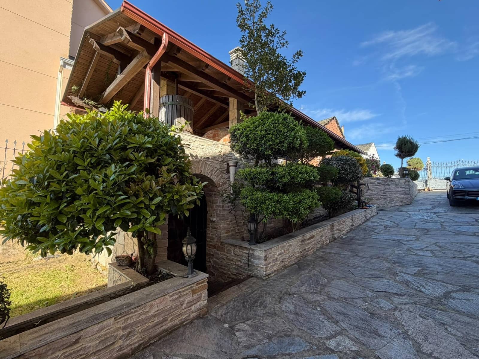 8 bedroom Villa for sale in Cacabelos with garage - € 800,000 (Ref: 9791130)