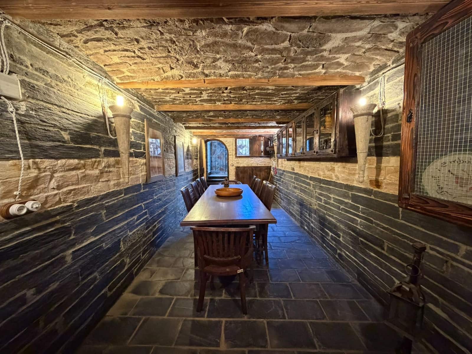 8 bedroom Villa for sale in Cacabelos with garage - € 800,000 (Ref: 9791130)