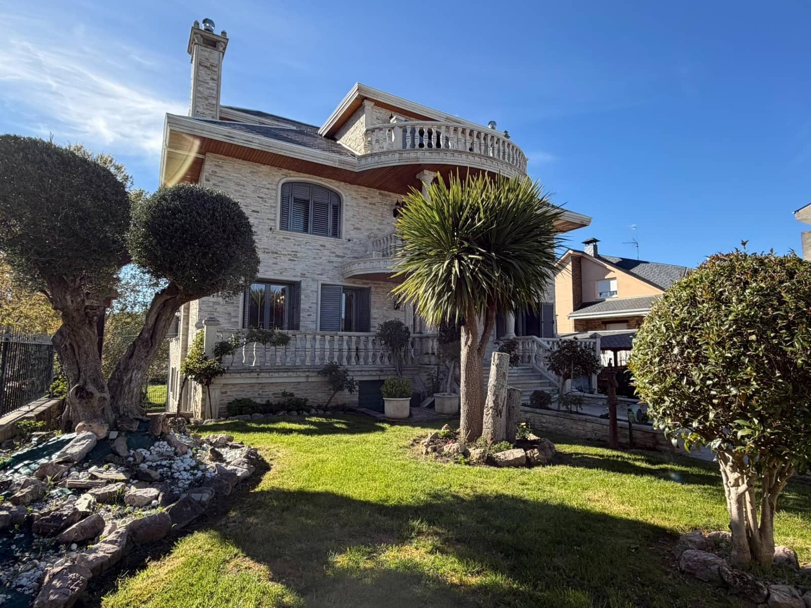 8 bedroom Villa for sale in Cacabelos with garage - € 800,000 (Ref: 9791130)