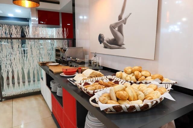 90 soveværelse Hotel til salg i Valencia by med garage - € 12.800.000 (Ref: 8599123)