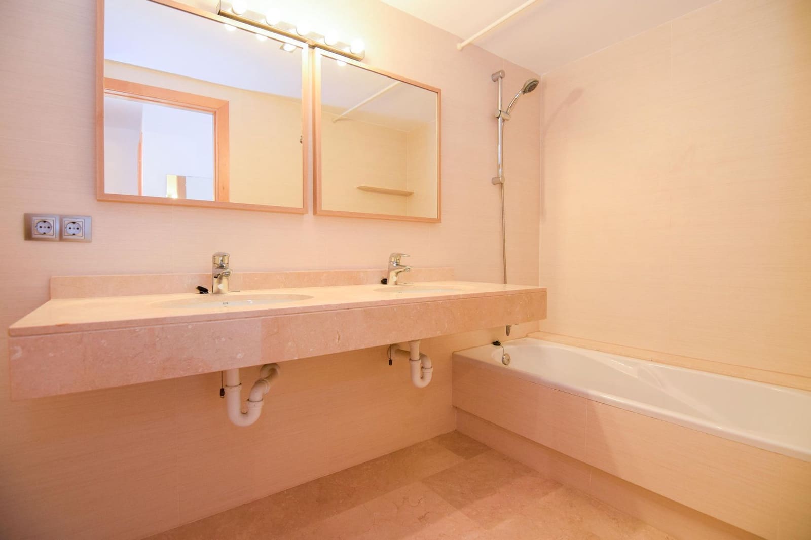 2 soveværelse Lejlighed til leje i Colonia de Sant Pere / Colonia de San Pedro med garage - € 1.450 (Ref: 9358840)