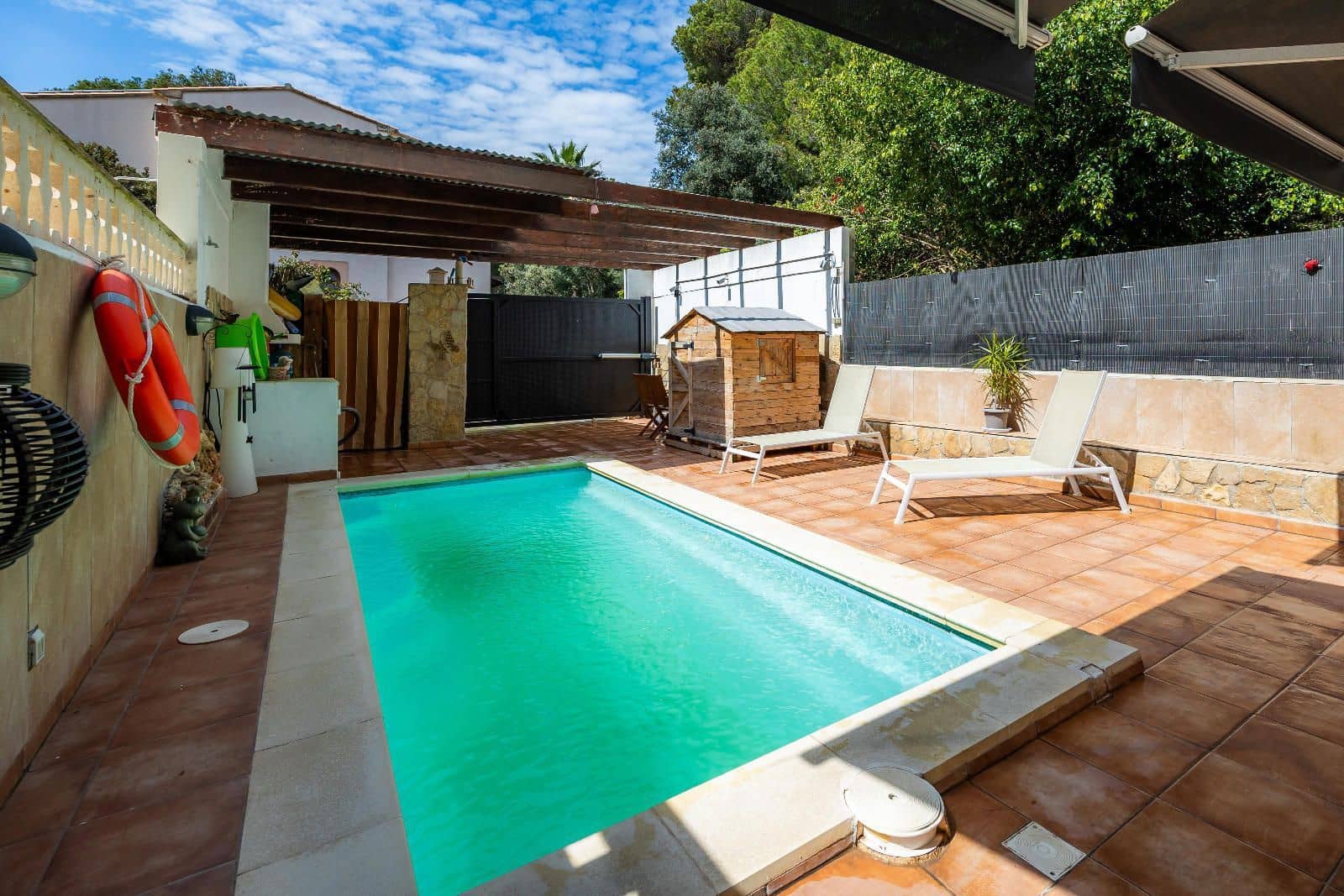 3 soverom Kjedet enebolig til salgs i Cala Ratjada med svømmebasseng - € 690 000 (Ref: 9480918)