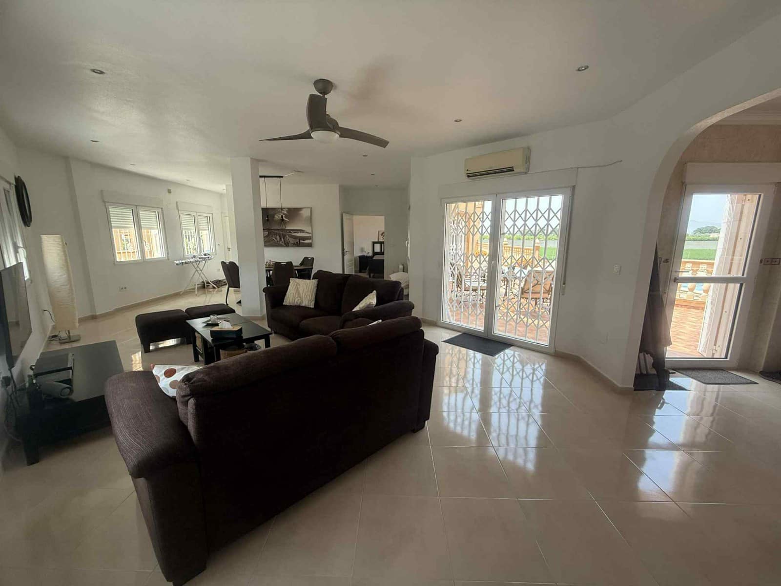 6 soveværelse Semi-Rækkehus til salg i Almoradi med swimmingpool garage - € 850.000 (Ref: 9061693)