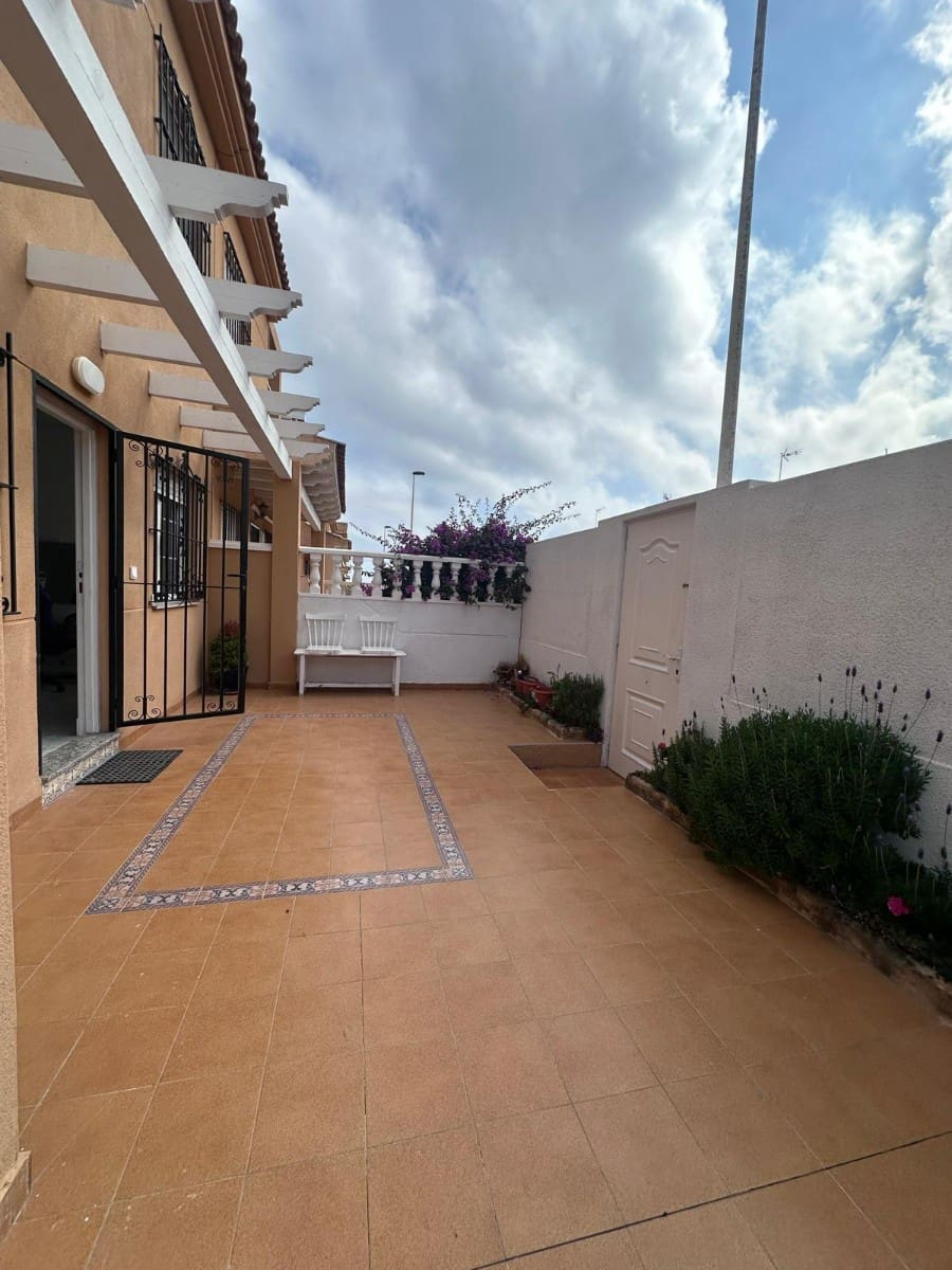 3 soverom Hus til salgs i Torrevieja med svømmebasseng - € 266 000 (Ref: 9444702)