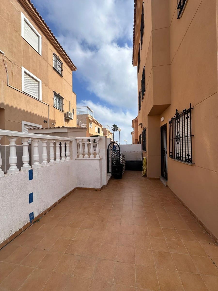 3 soverom Hus til salgs i Torrevieja med svømmebasseng - € 266 000 (Ref: 9444702)