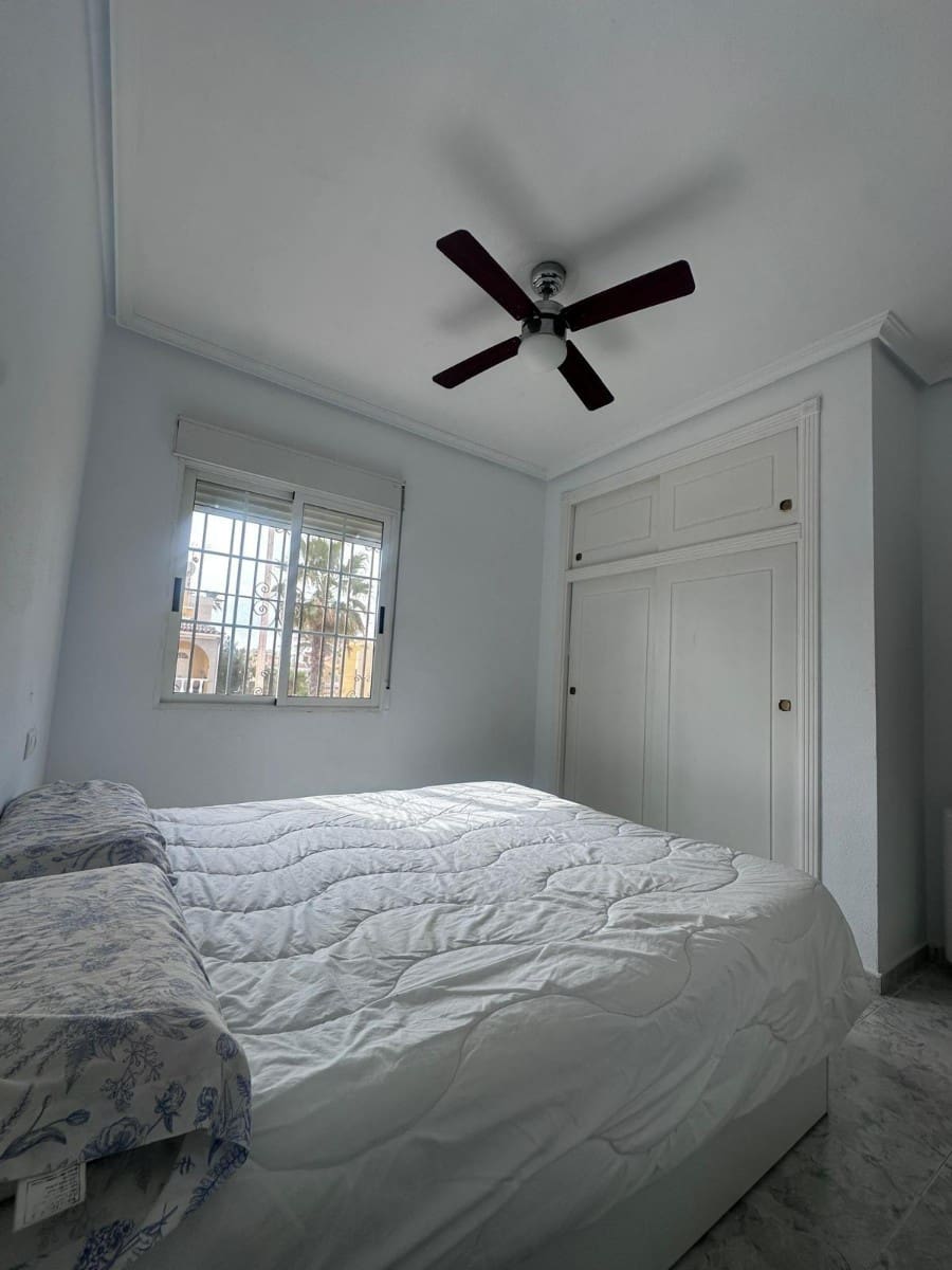 3 soverom Hus til salgs i Torrevieja med svømmebasseng - € 266 000 (Ref: 9444702)