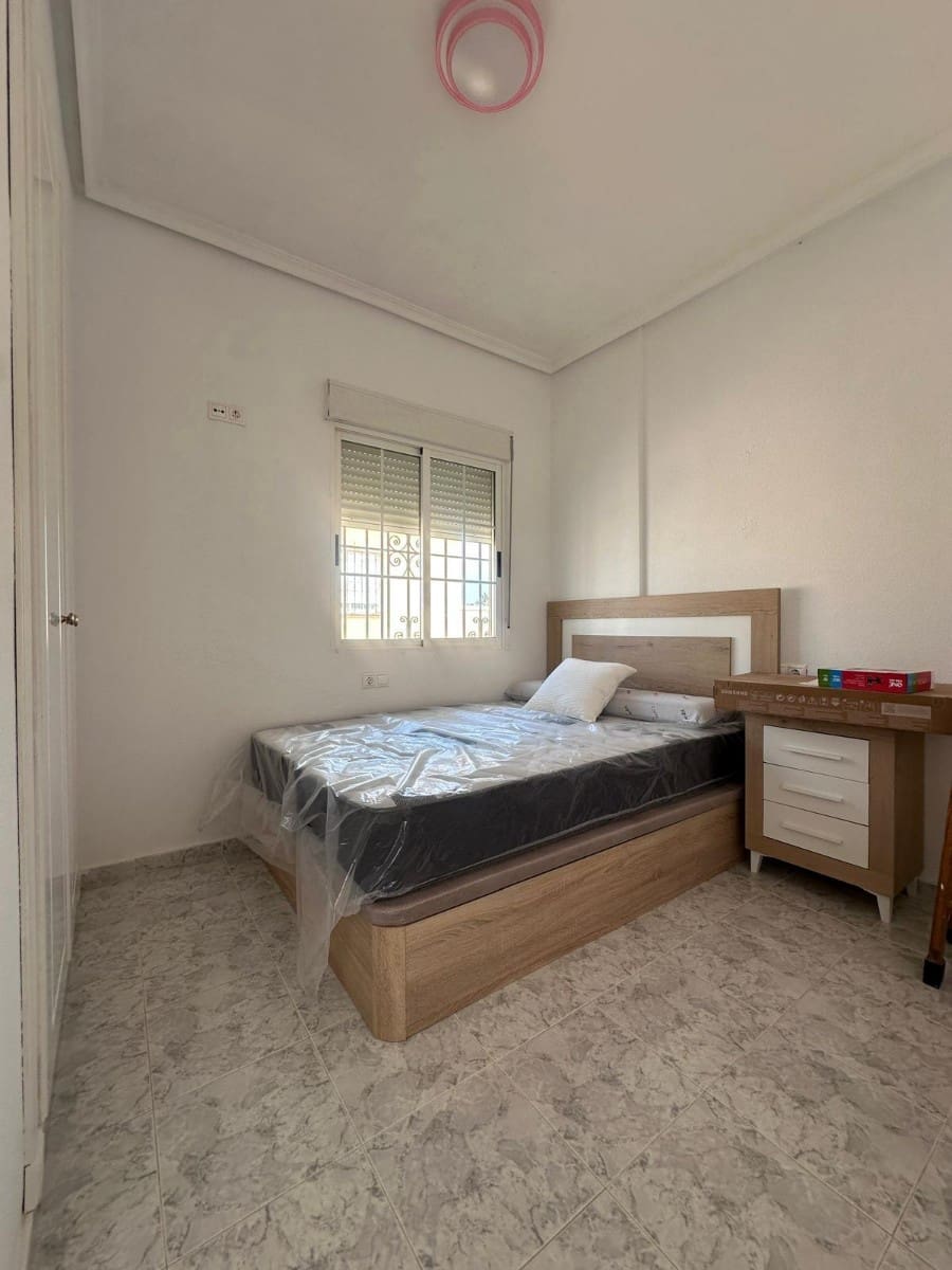 3 soverom Hus til salgs i Torrevieja med svømmebasseng - € 266 000 (Ref: 9444702)