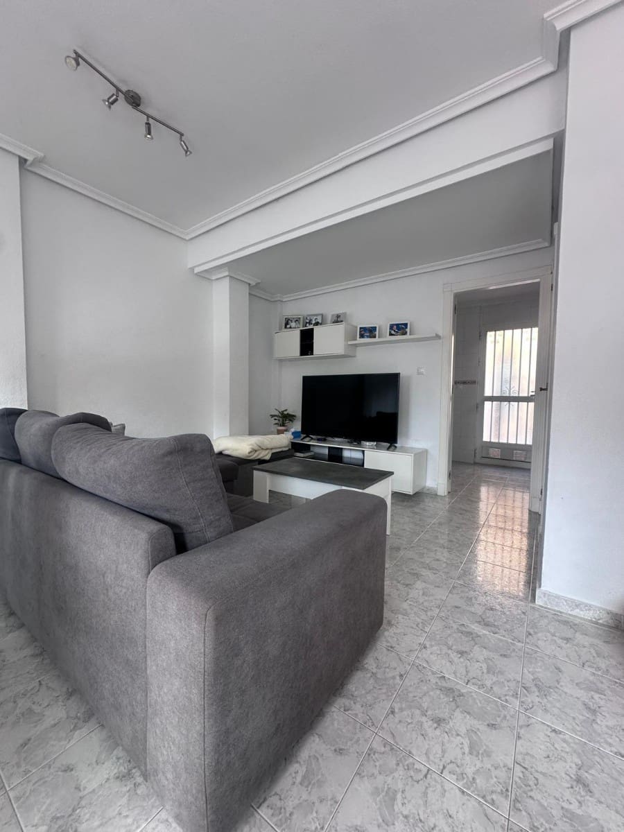 3 soverom Hus til salgs i Torrevieja med svømmebasseng - € 266 000 (Ref: 9444702)