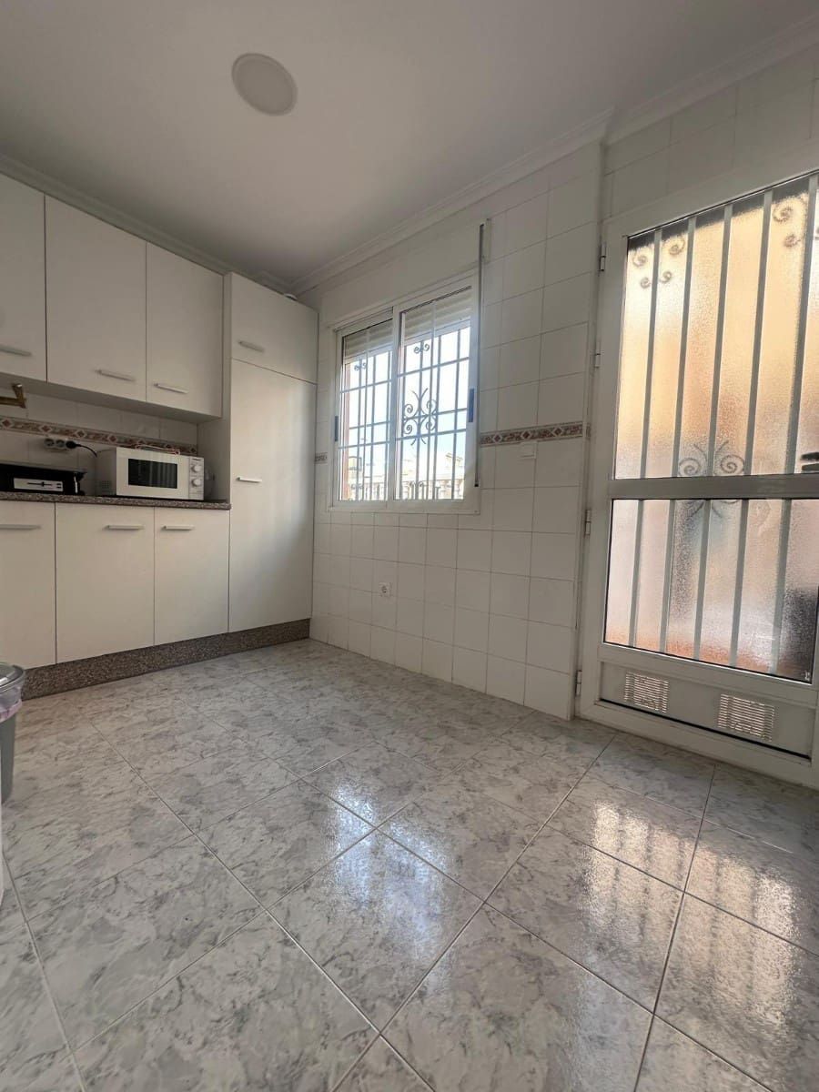 3 soverom Hus til salgs i Torrevieja med svømmebasseng - € 266 000 (Ref: 9444702)