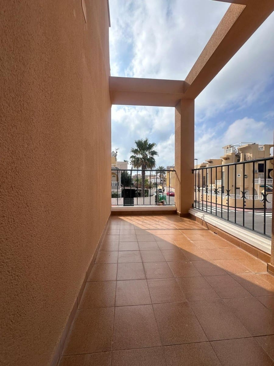 3 soverom Hus til salgs i Torrevieja med svømmebasseng - € 266 000 (Ref: 9444702)
