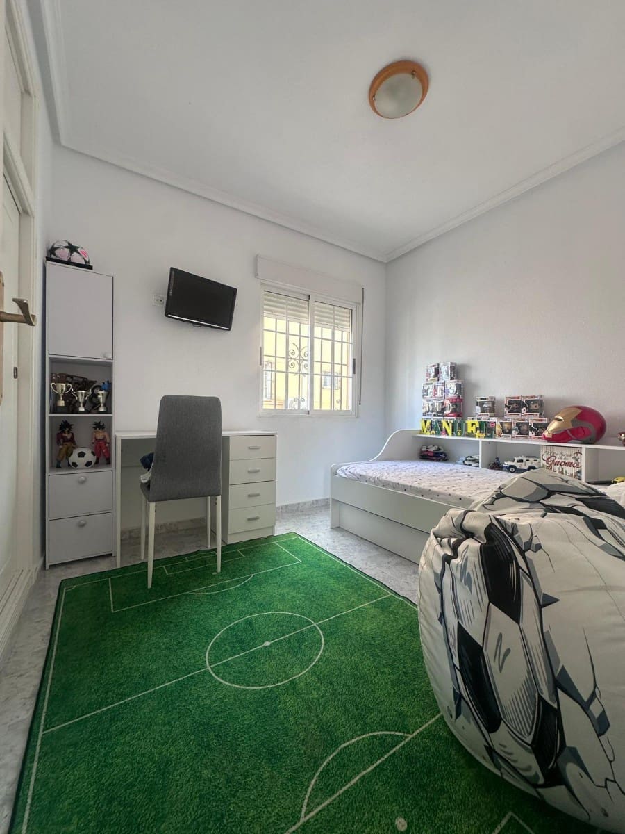 3 soverom Hus til salgs i Torrevieja med svømmebasseng - € 266 000 (Ref: 9444702)