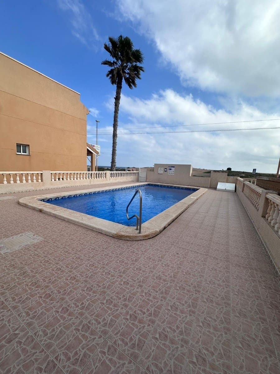 3 soverom Hus til salgs i Torrevieja med svømmebasseng - € 266 000 (Ref: 9444702)