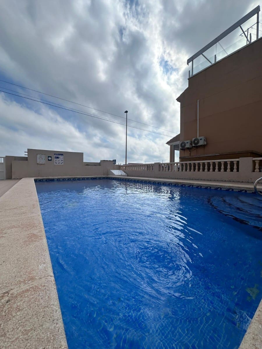 3 soverom Hus til salgs i Torrevieja med svømmebasseng - € 266 000 (Ref: 9444702)