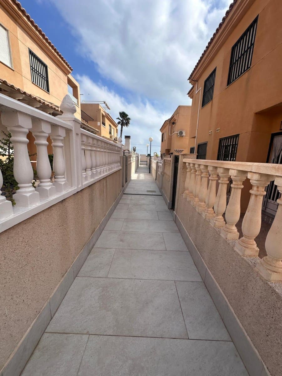 3 soverom Hus til salgs i Torrevieja med svømmebasseng - € 266 000 (Ref: 9444702)