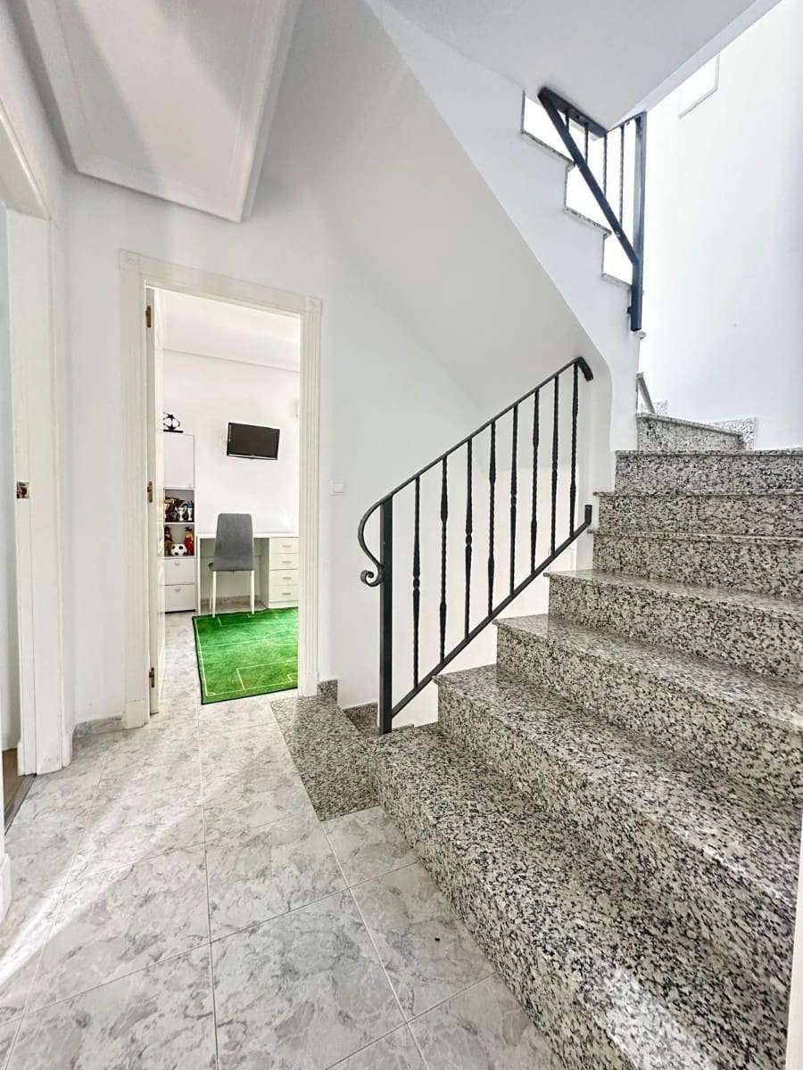 3 soverom Hus til salgs i Torrevieja med svømmebasseng - € 266 000 (Ref: 9444702)