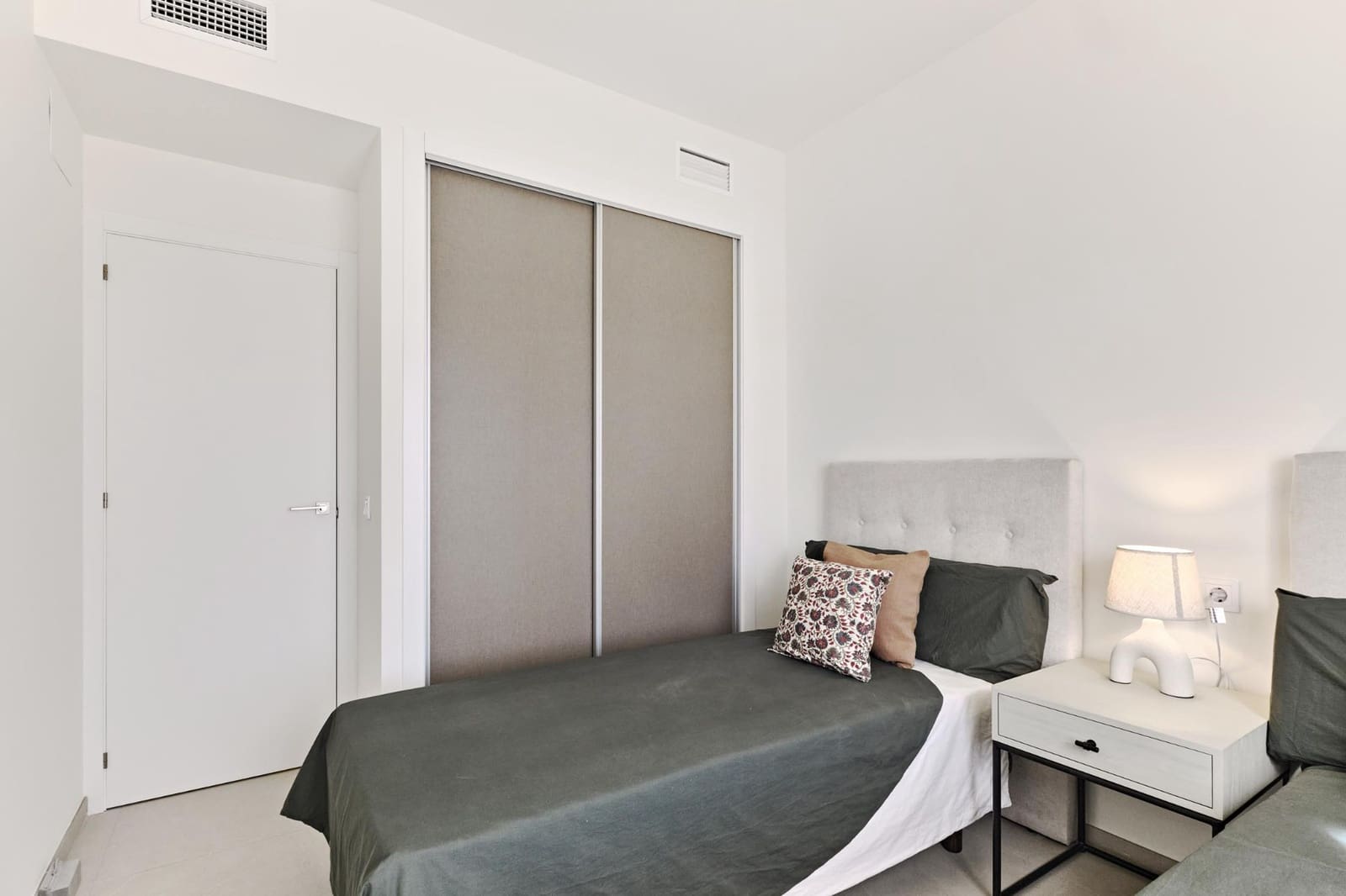 2 soverom Leilighet til salgs i La Veleta med svømmebasseng - € 370 000 (Ref: 9444709)