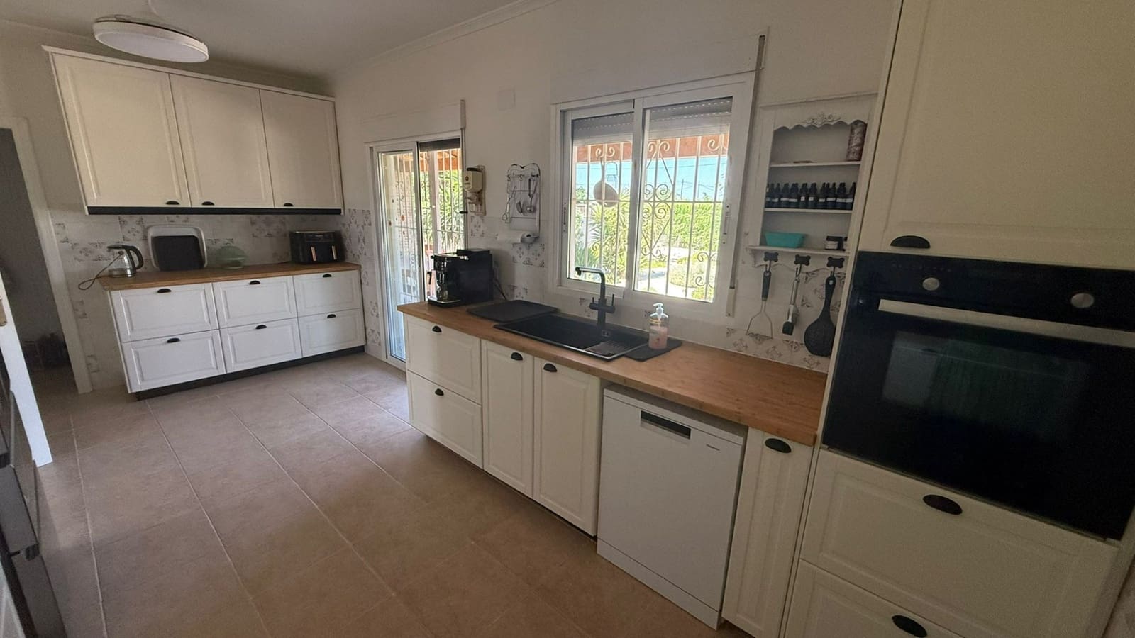 3 soveværelse Finca/Landehus til salg i Catral med swimmingpool garage - € 390.000 (Ref: 9946572)