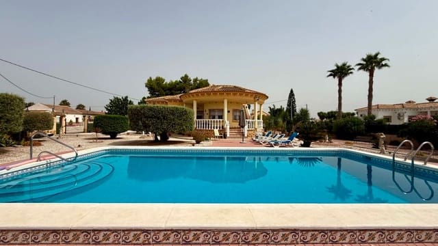 3 soveværelse Villa til salg i Catral med swimmingpool garage - € 389.000 (Ref: 9977712)