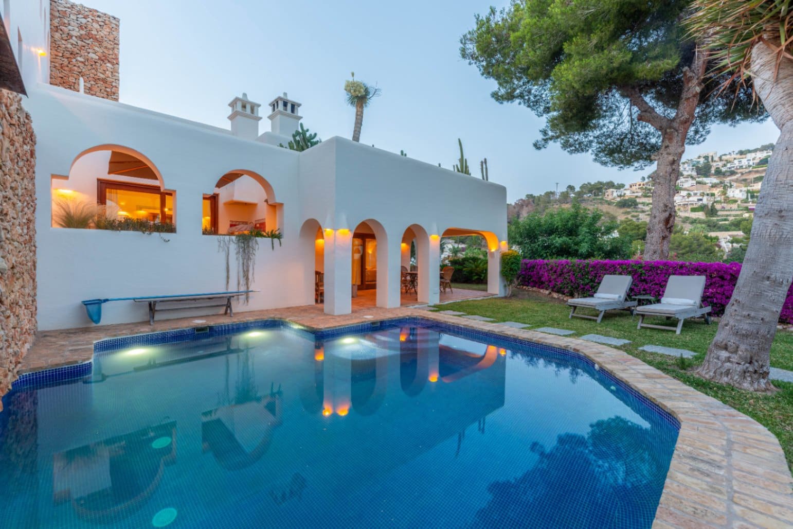3 soveværelse Villa til salg i Moraira med swimmingpool - € 1.995.000 (Ref: 9861087)