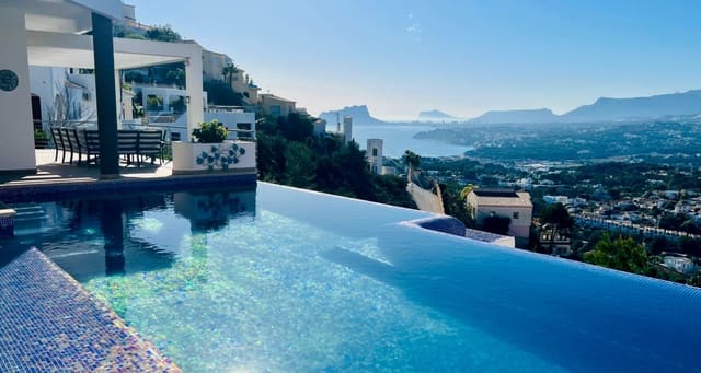4 soverom Villa til salgs i Moraira, Teulada-Moraira med svømmebasseng garasje - € 1 650 000 (Ref: 9861090)