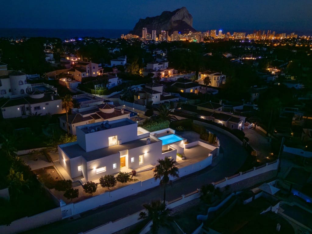 4 bedroom Villa for sale in Calpe / Calp with pool - € 1,380,000 (Ref: 9861095)