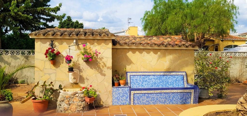 5 bedroom Villa for sale in Ondara with pool - € 850,000 (Ref: 7708318)