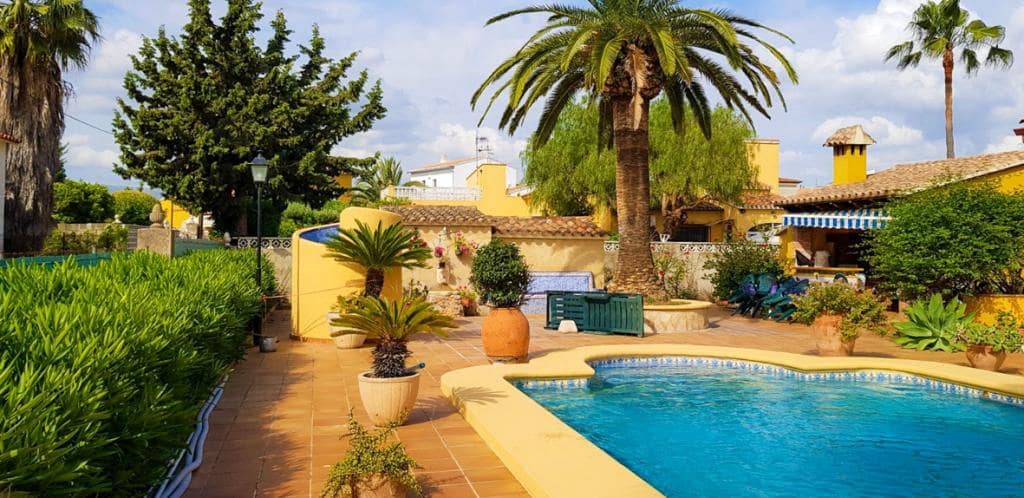 5 bedroom Villa for sale in Ondara with pool - € 850,000 (Ref: 7708318)