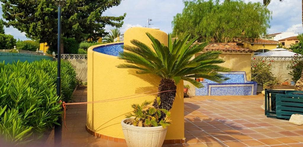 5 bedroom Villa for sale in Ondara with pool - € 850,000 (Ref: 7708318)