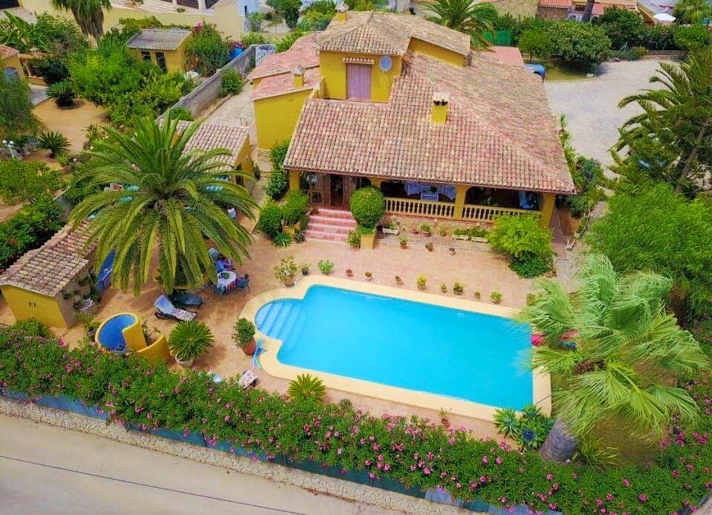 5 bedroom Villa for sale in Ondara with pool - € 850,000 (Ref: 7708318)
