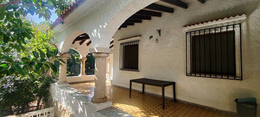 5 bedroom Villa for sale in Denia with pool - € 1,285,000 (Ref: 8401665)