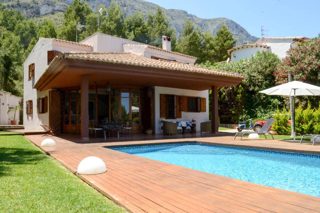 4 bedroom Villa for sale in Denia with pool - € 870,000 (Ref: 8406067)