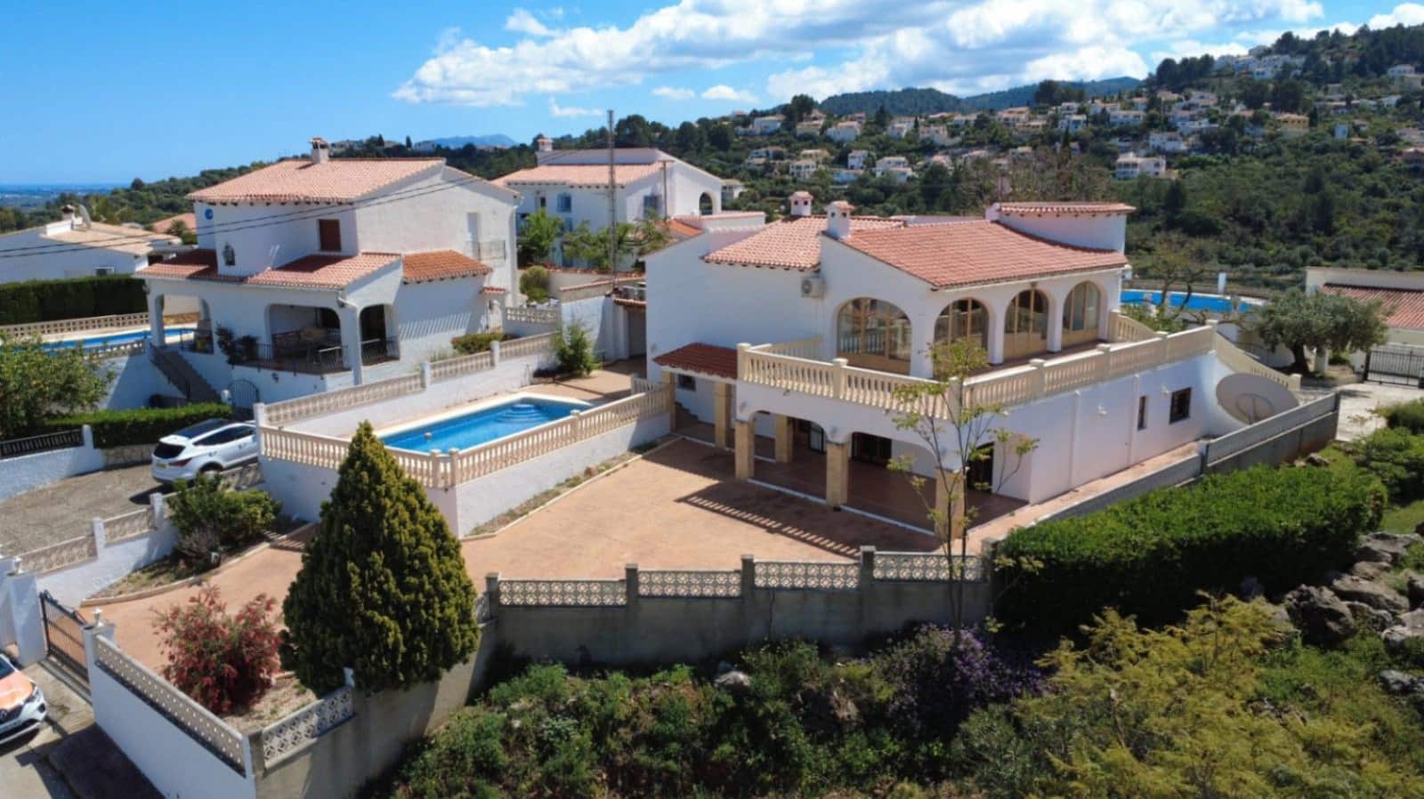 6 soveværelse Villa til salg i Orba med swimmingpool - € 690.000 (Ref: 8406101)