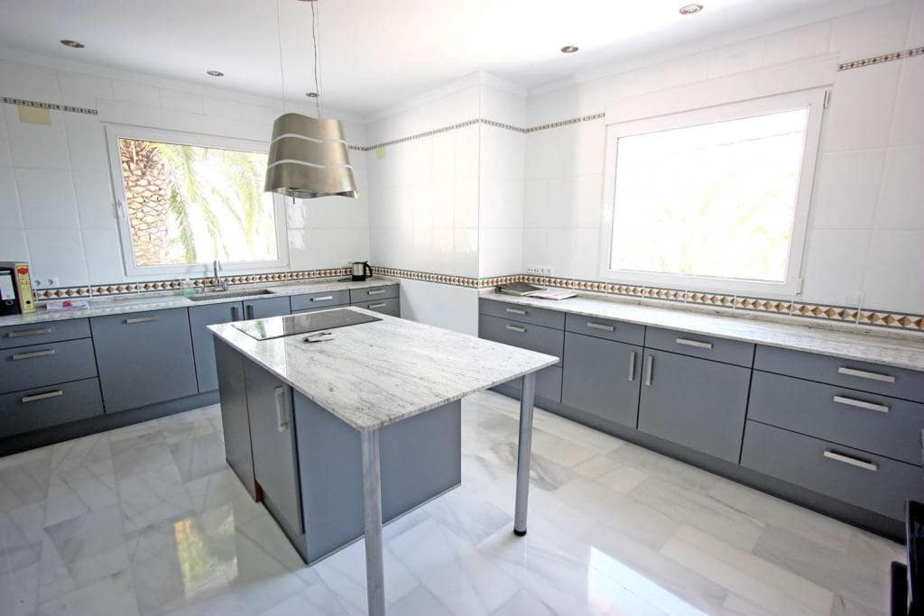 3 bedroom Villa for sale in Calpe / Calp with pool - € 795,000 (Ref: 8406138)