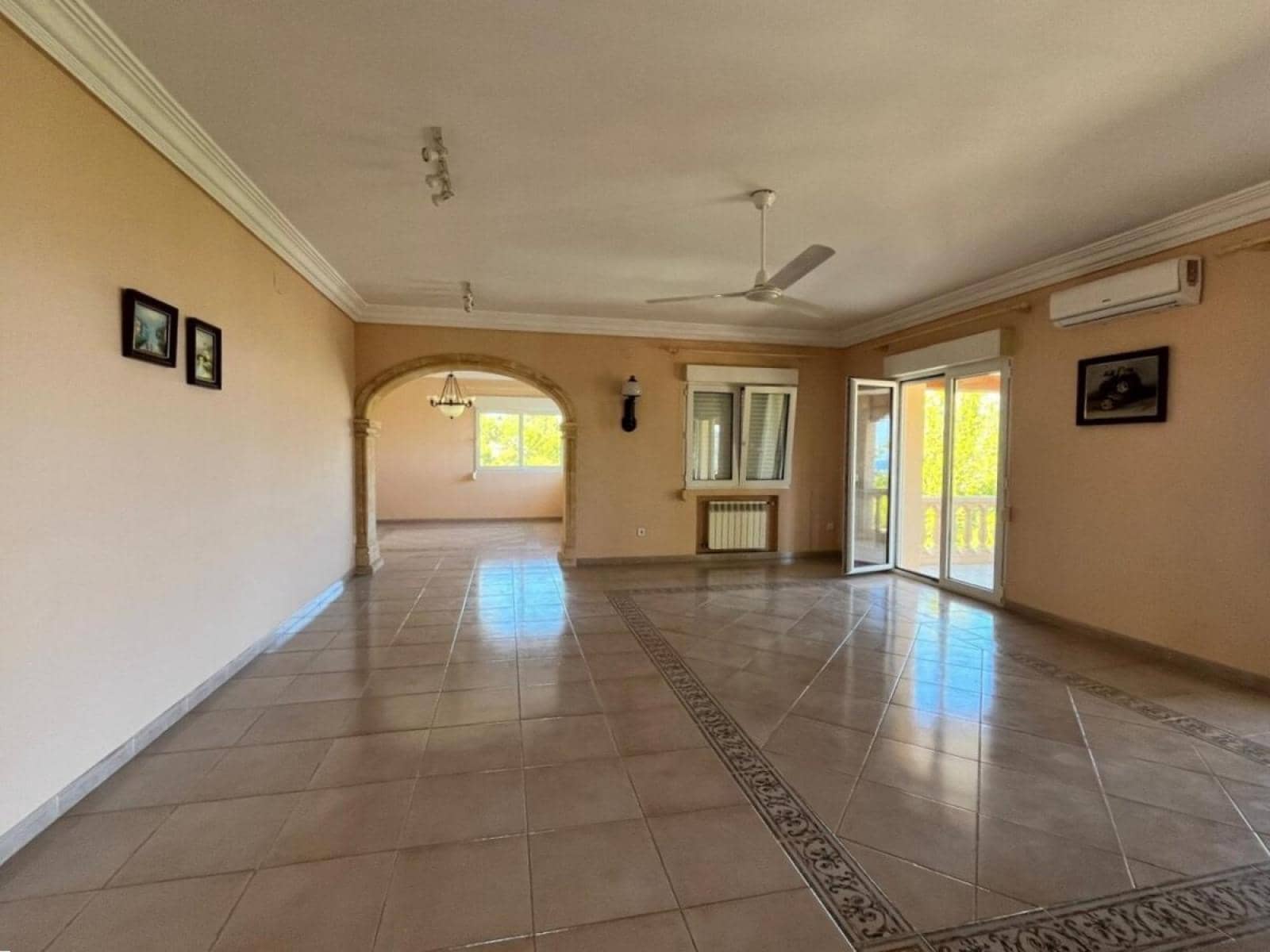 7 soveværelse Villa til salg i La Sella med garage - € 965.000 (Ref: 8536848)