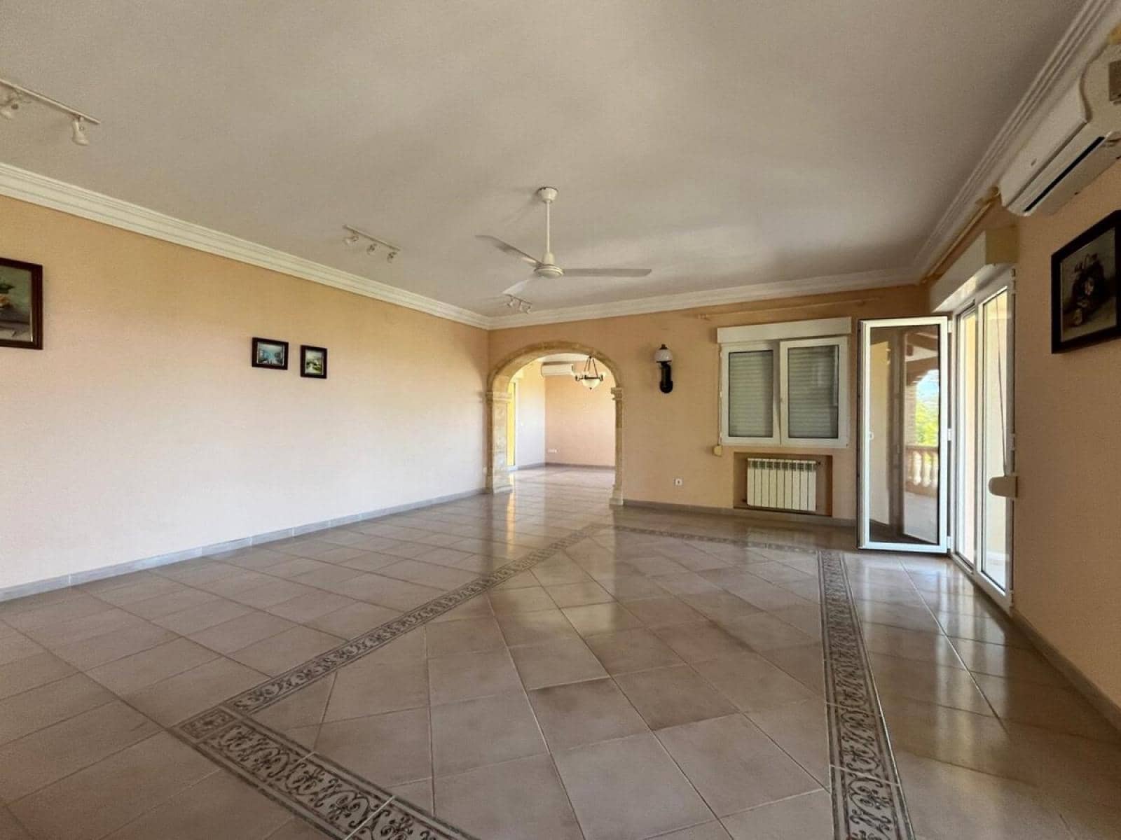 7 soveværelse Villa til salg i La Sella med garage - € 965.000 (Ref: 8536848)