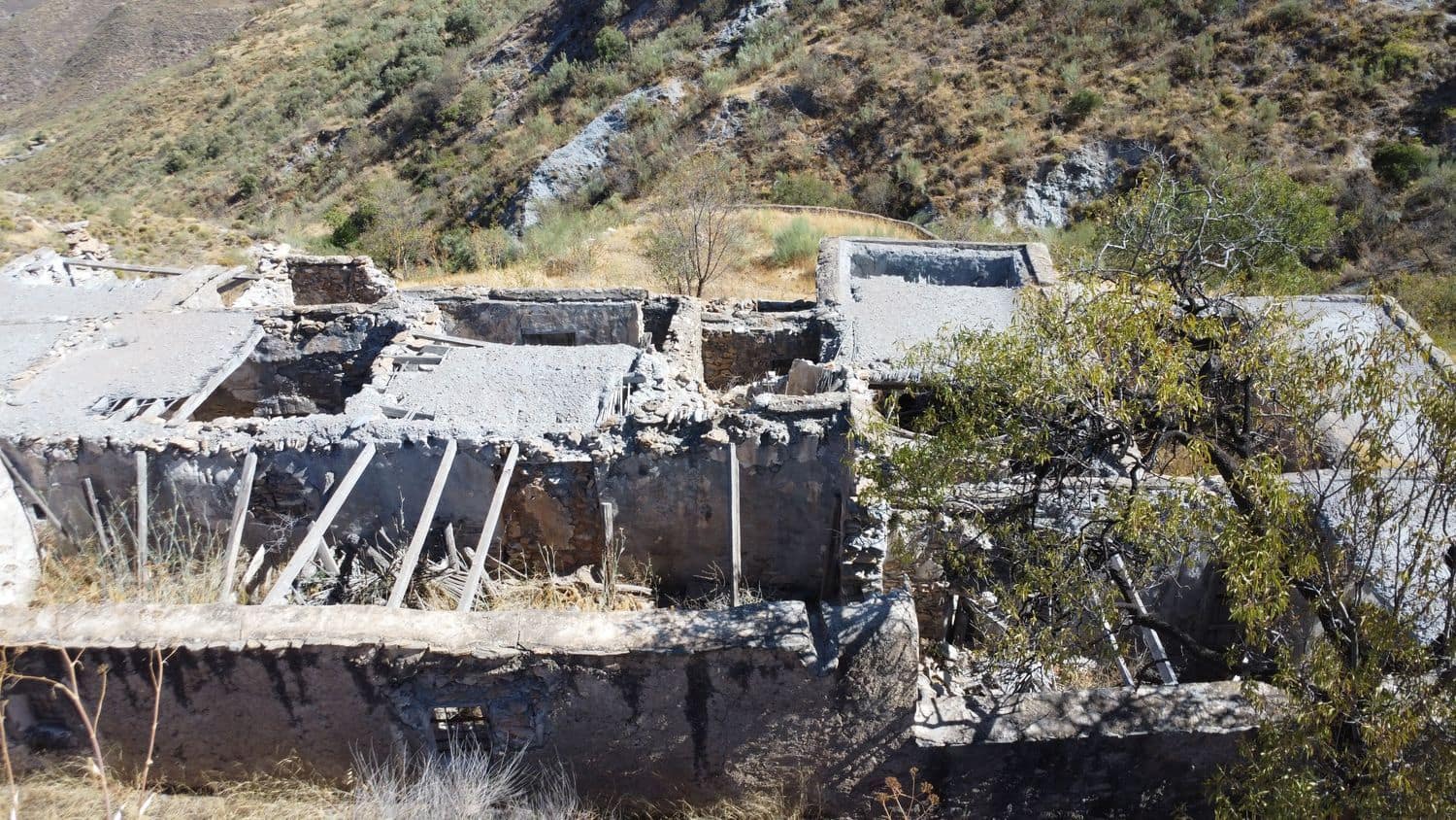 Grunde uden byggetilladelser til salg i Turon - € 9.900 (Ref: 9206158)