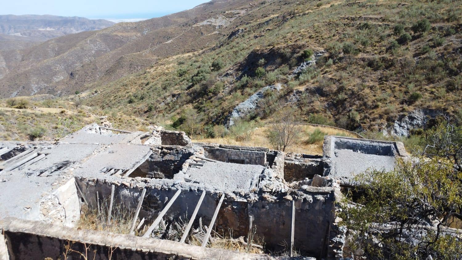 Grunde uden byggetilladelser til salg i Turon - € 9.900 (Ref: 9206158)