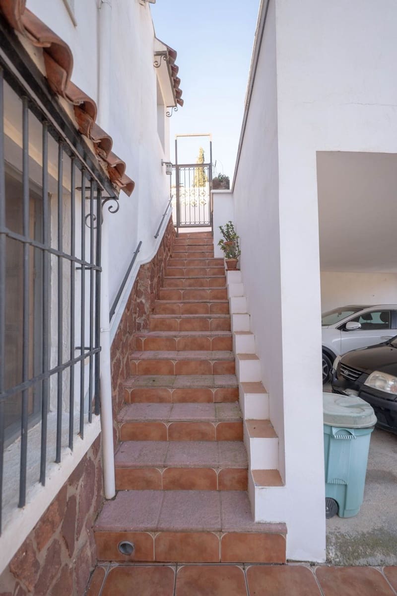 6 bedroom Villa for sale in Berja with garage - € 290,000 (Ref: 9535481)