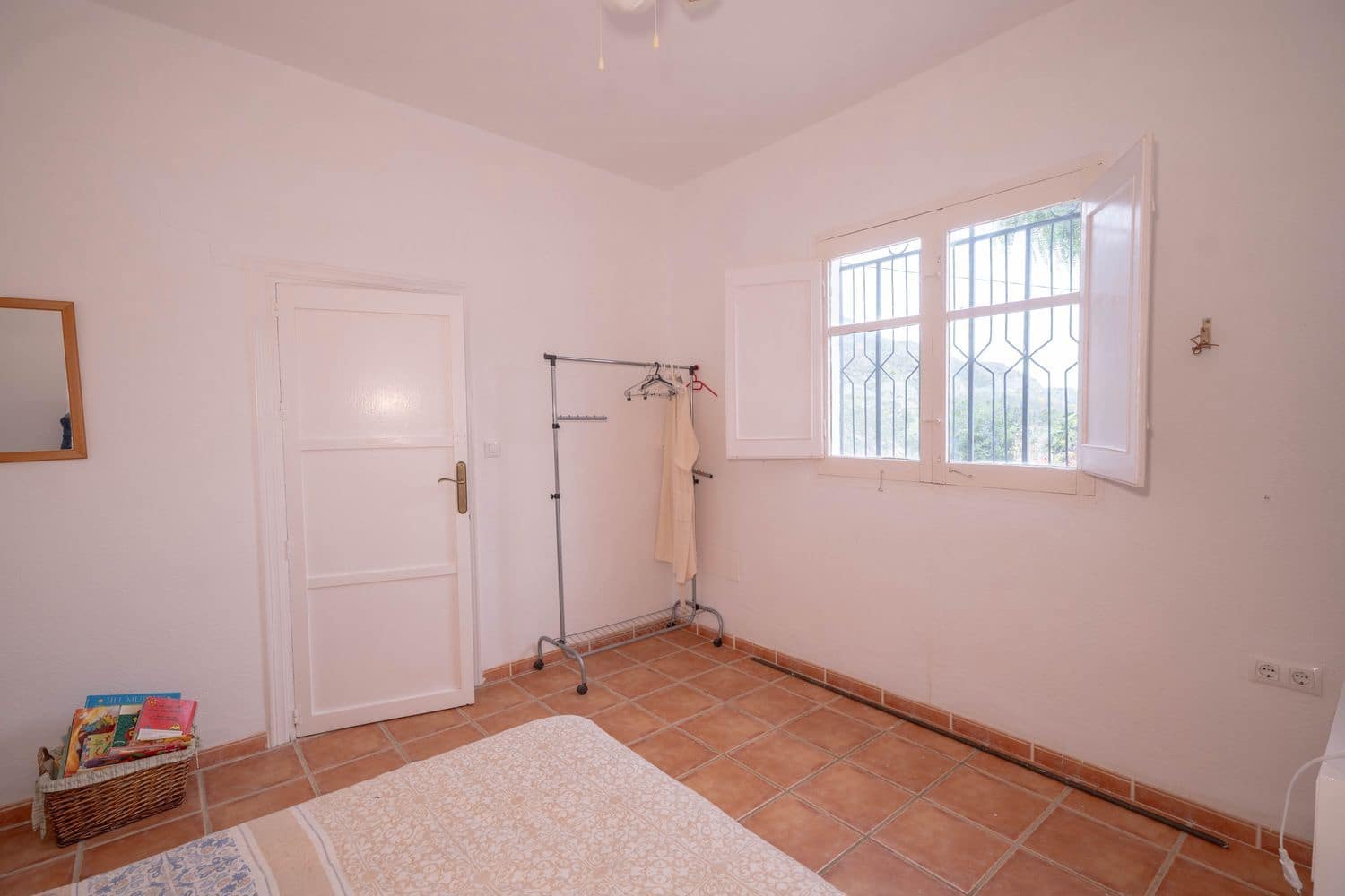 5 soveværelse Villa til salg i Almeria by med swimmingpool garage - € 160.000 (Ref: 9805962)