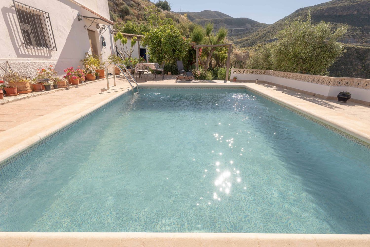 5 soveværelse Villa til salg i Almeria by med swimmingpool garage - € 160.000 (Ref: 9805962)
