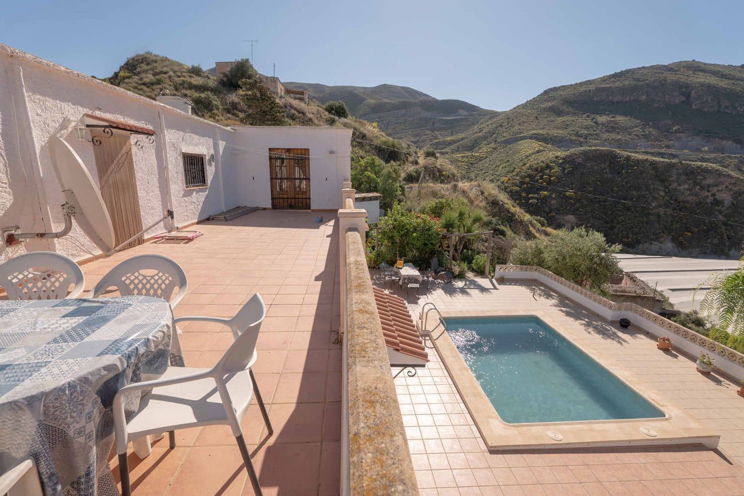 5 soveværelse Villa til salg i Almeria by med swimmingpool garage - € 160.000 (Ref: 9805962)