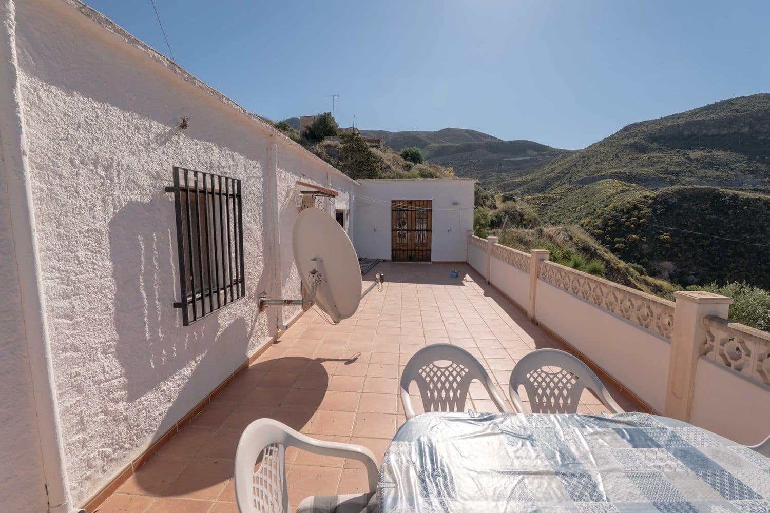 5 soveværelse Villa til salg i Almeria by med swimmingpool garage - € 160.000 (Ref: 9805962)