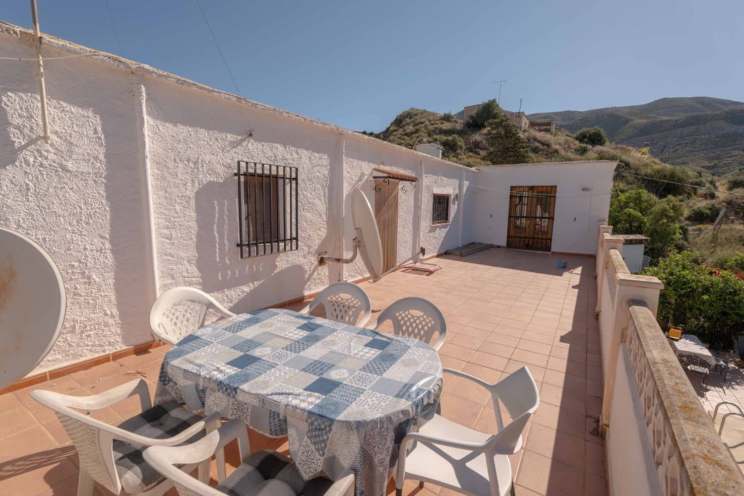 5 soveværelse Villa til salg i Almeria by med swimmingpool garage - € 160.000 (Ref: 9805962)