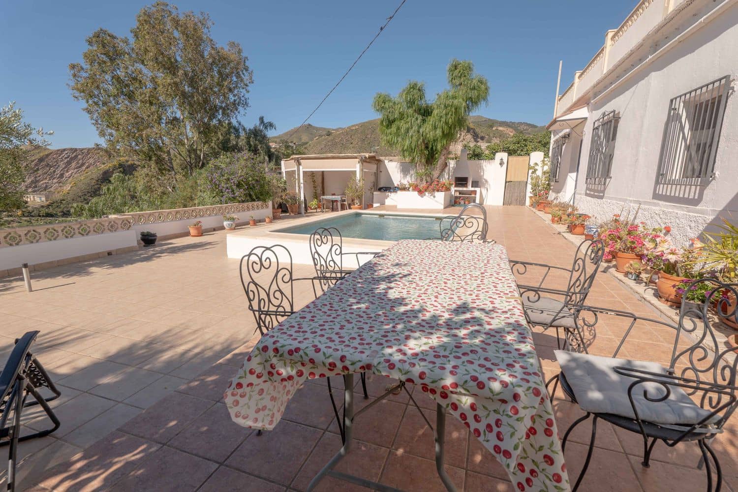 5 soveværelse Villa til salg i Almeria by med swimmingpool garage - € 160.000 (Ref: 9805962)