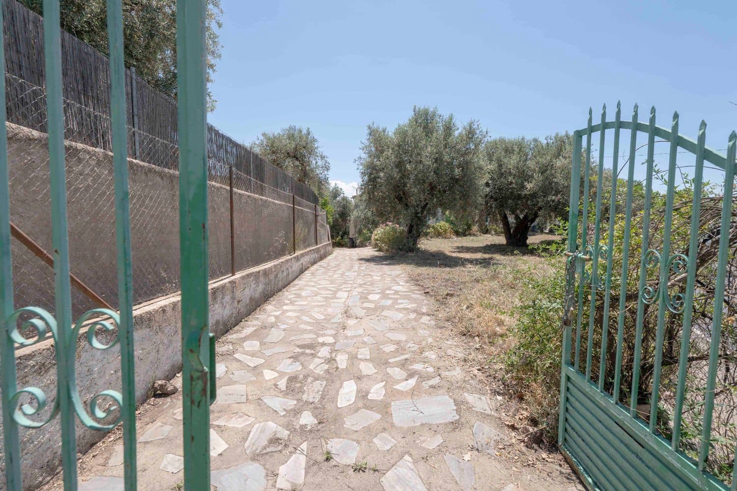 6 bedroom Villa for sale in Valor with pool garage - € 190,000 (Ref: 9893658)