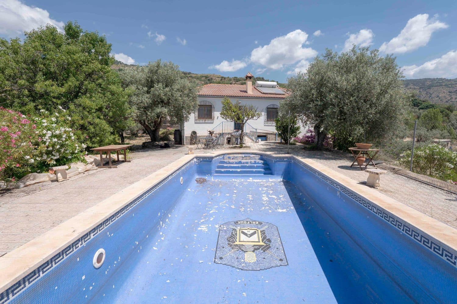 6 bedroom Villa for sale in Valor with pool garage - € 190,000 (Ref: 9893658)