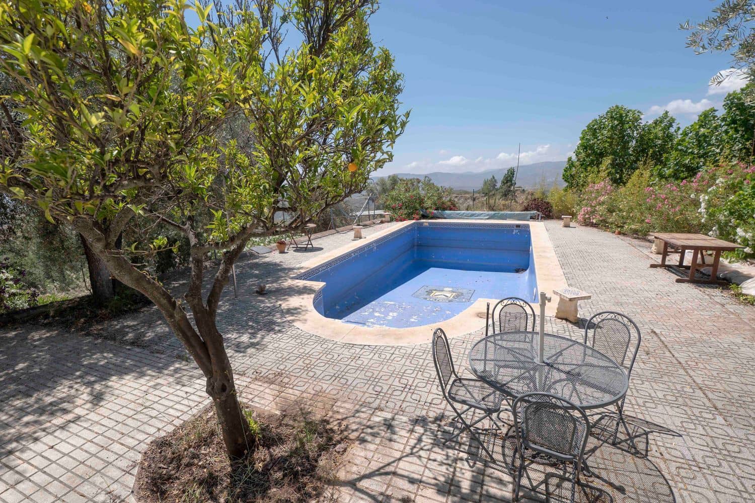 6 bedroom Villa for sale in Valor with pool garage - € 190,000 (Ref: 9893658)